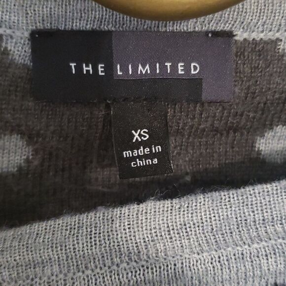 Limited sweater size xs - Picture 2 of 5